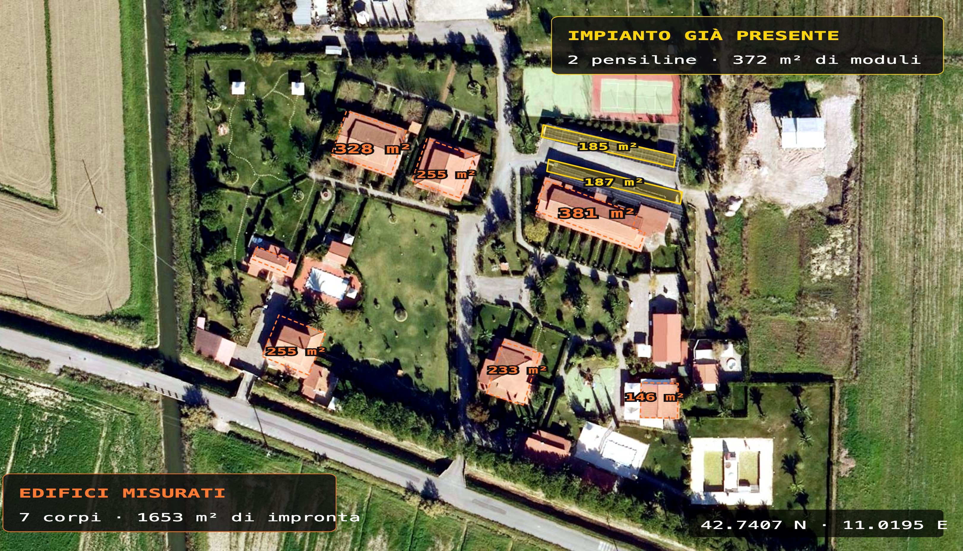 Resort in Maremma dall\'alto nella vista larga, ogni edificio contornato e misurato, le due pensiline fotovoltaiche in giallo